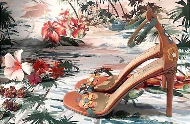 Estilo hawaiano en sandalias y bolsos de Valentino