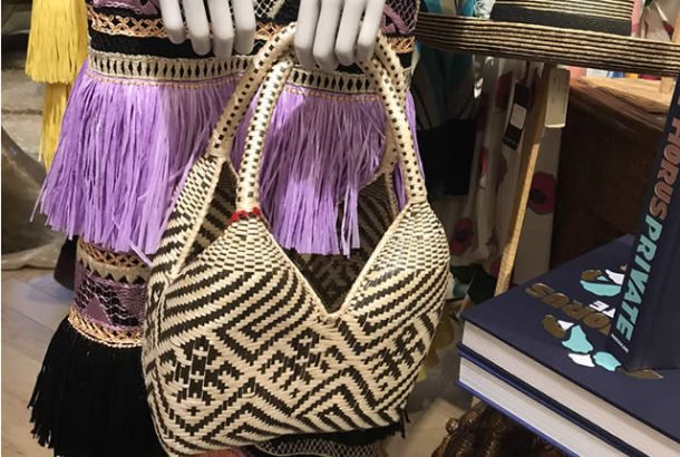 Bolsos artesanales colombianos en la tienda Bergdorf Goodman