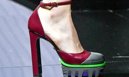 Formas sobredimensionadas en botas y zapatos Versace