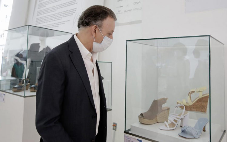 Exposición de zapatos mexicanos en aeropuerto de Guadalajara