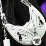 El atractivo bolso “Repeat” de Versace y sus cremalleras
