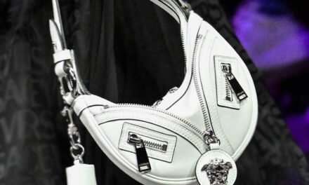 El atractivo bolso “Repeat” de Versace y sus cremalleras