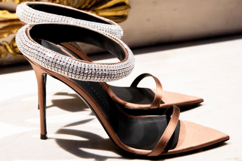 Sensualidad sofisticada en las sandalias de punta de Giuseppe Zanotti